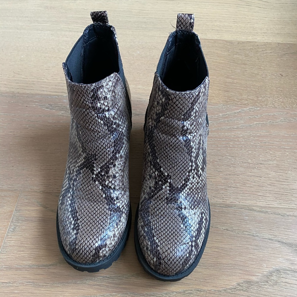 Women’s Chinese Laundry Lisbon Boots
